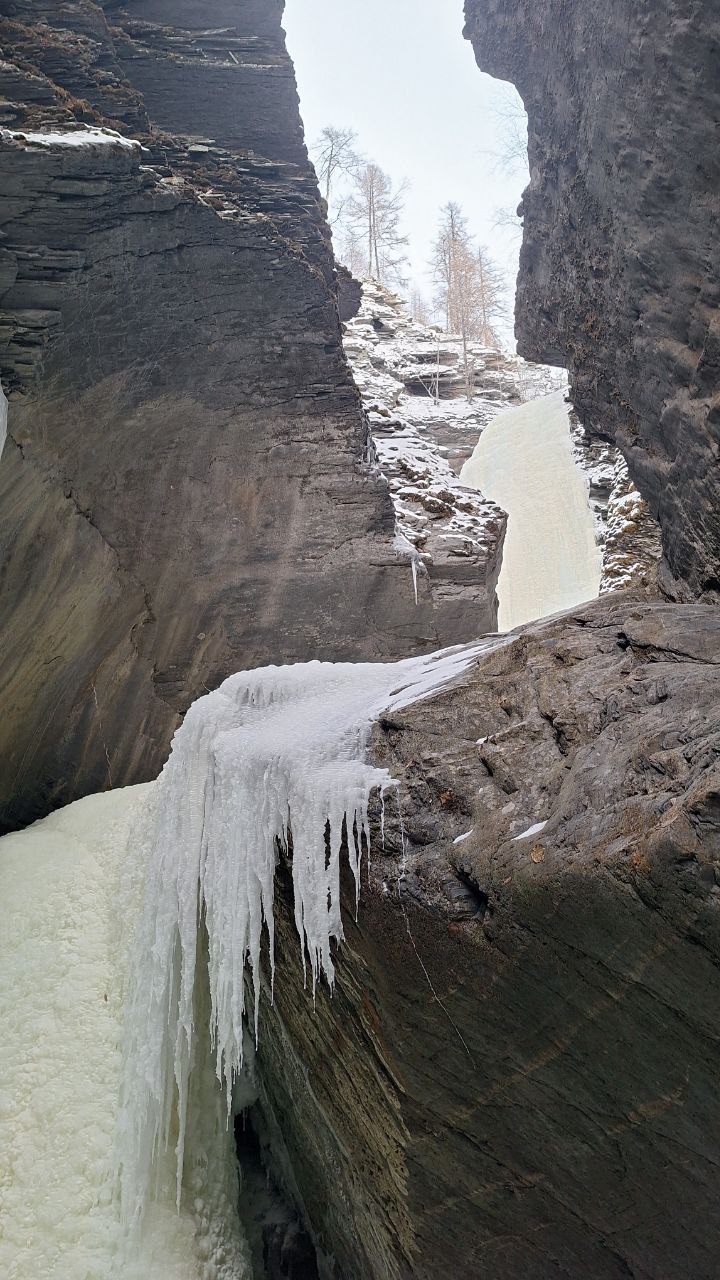 Замёрзший водопад на р. Прямой