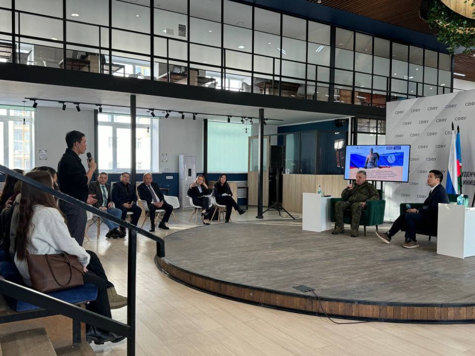 Открытый диалог: студенты СВФУ пообщались с генерал-лейтенантом Романом Грековым Открытый диалог: студенты СВФУ пообщались с генерал-лейтенантом Романом Грековым