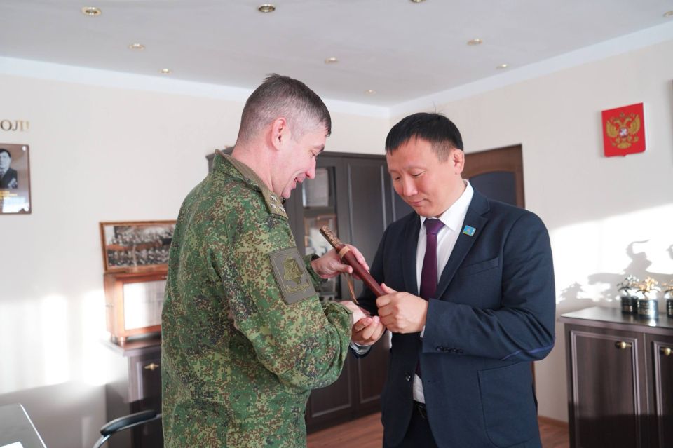 Сегодня наш улус с рабочим визитом посетила представительная делегация во главе с заместителем командующего Южным военным округом полковником Михаилом Анатольевичем Досуговым Сегодня наш улус с рабочим визитом посетила представительная делегация во главе с заместителем командующего Южным военным округом полковником Михаилом Анатольевичем Досуговым