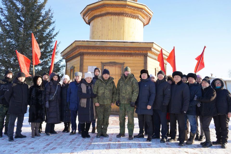 Сегодня наш улус с рабочим визитом посетила представительная делегация во главе с заместителем командующего Южным военным округом полковником Михаилом Анатольевичем Досуговым Сегодня наш улус с рабочим визитом посетила представительная делегация во главе с заместителем командующего Южным военным округом полковником Михаилом Анатольевичем Досуговым