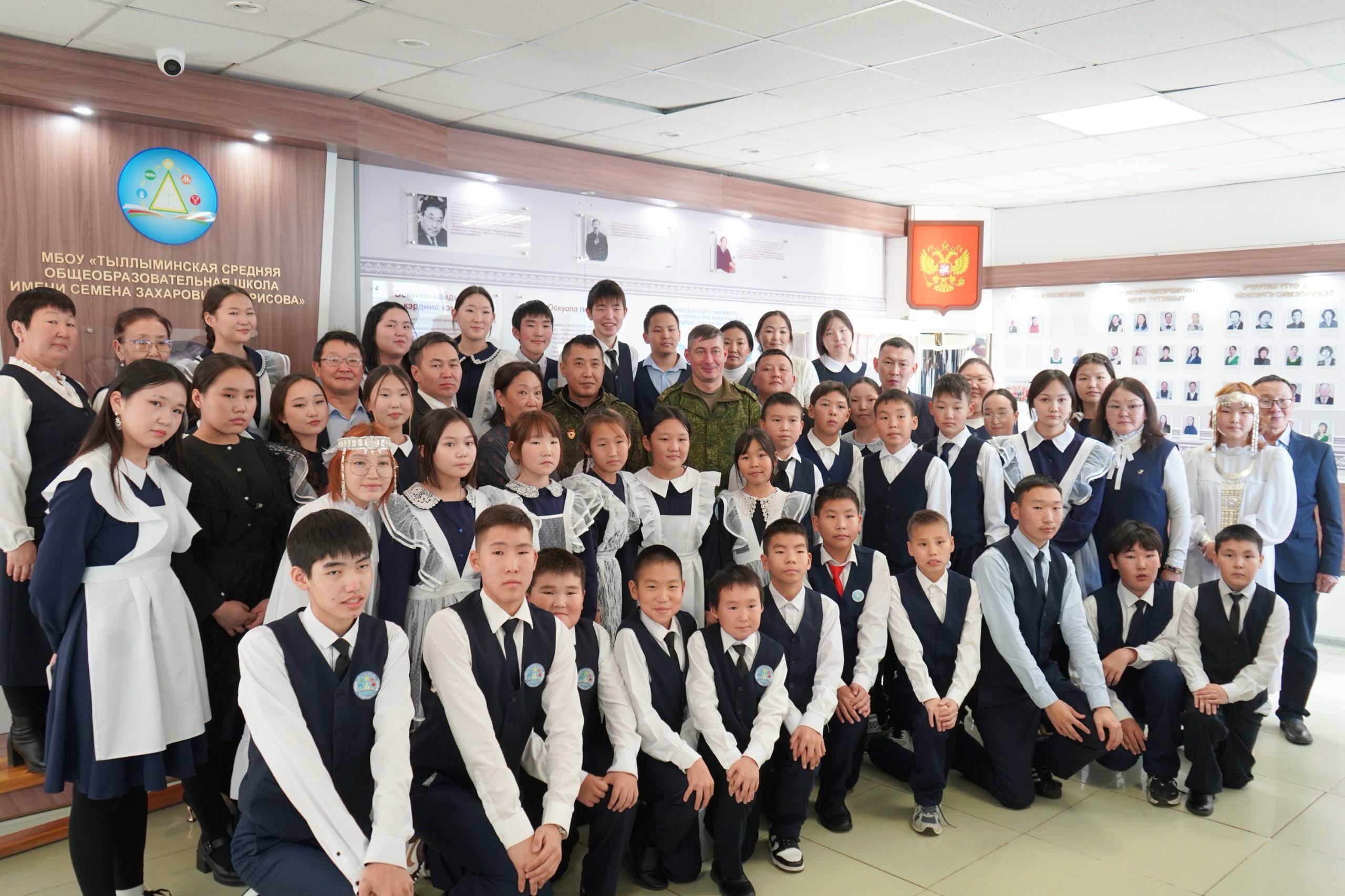 Сегодня наш улус с рабочим визитом посетила представительная делегация во главе с заместителем командующего Южным военным округом полковником Михаилом Анатольевичем Досуговым Сегодня наш улус с рабочим визитом посетила представительная делегация во главе с заместителем командующего Южным военным округом полковником Михаилом Анатольевичем Досуговым