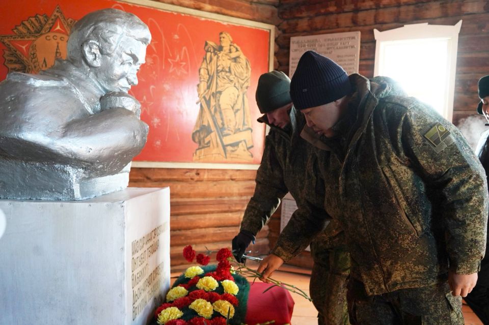 Сегодня наш улус с рабочим визитом посетила представительная делегация во главе с заместителем командующего Южным военным округом полковником Михаилом Анатольевичем Досуговым Сегодня наш улус с рабочим визитом посетила представительная делегация во главе с заместителем командующего Южным военным округом полковником Михаилом Анатольевичем Досуговым