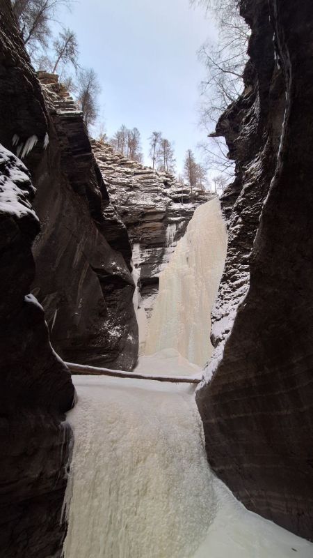 Замёрзший водопад на р. Прямой Замёрзший водопад на р. Прямой