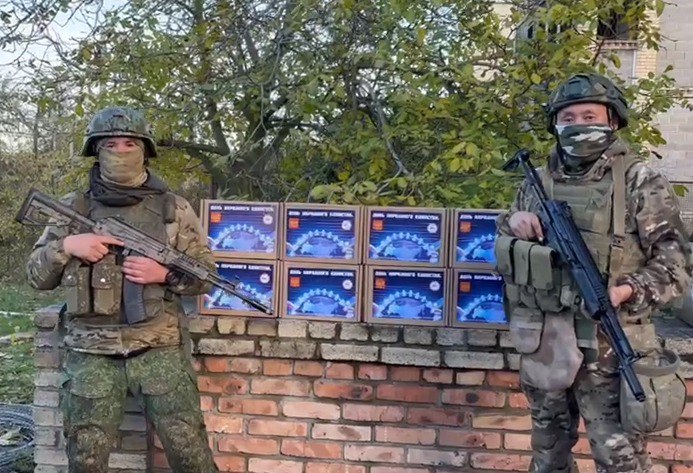 Сотрудники опорных пунктов региона в зоне спецоперации накануне Дня народного единства выполнили поставленную руководством республики задачу по доставке праздничных наборов военнослужащим из Якутии Сотрудники опорных пунктов региона в зоне спецоперации накануне Дня народного единства выполнили поставленную руководством республики задачу по доставке праздничных наборов военнослужащим из Якутии