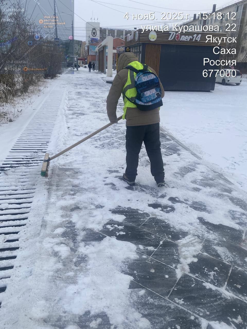 Работа подрядчика Управы Центрального округа по уборке тротуаров Работа подрядчика Управы Центрального округа по уборке тротуаров