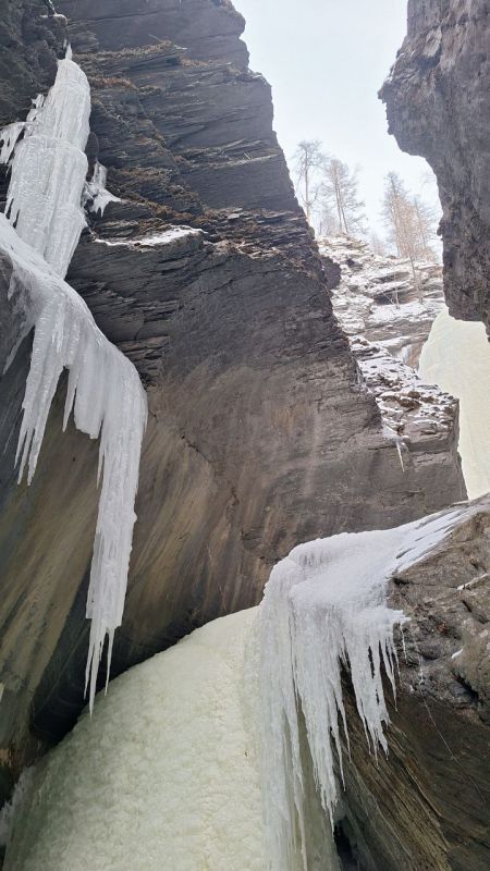 Замёрзший водопад на р. Прямой Замёрзший водопад на р. Прямой