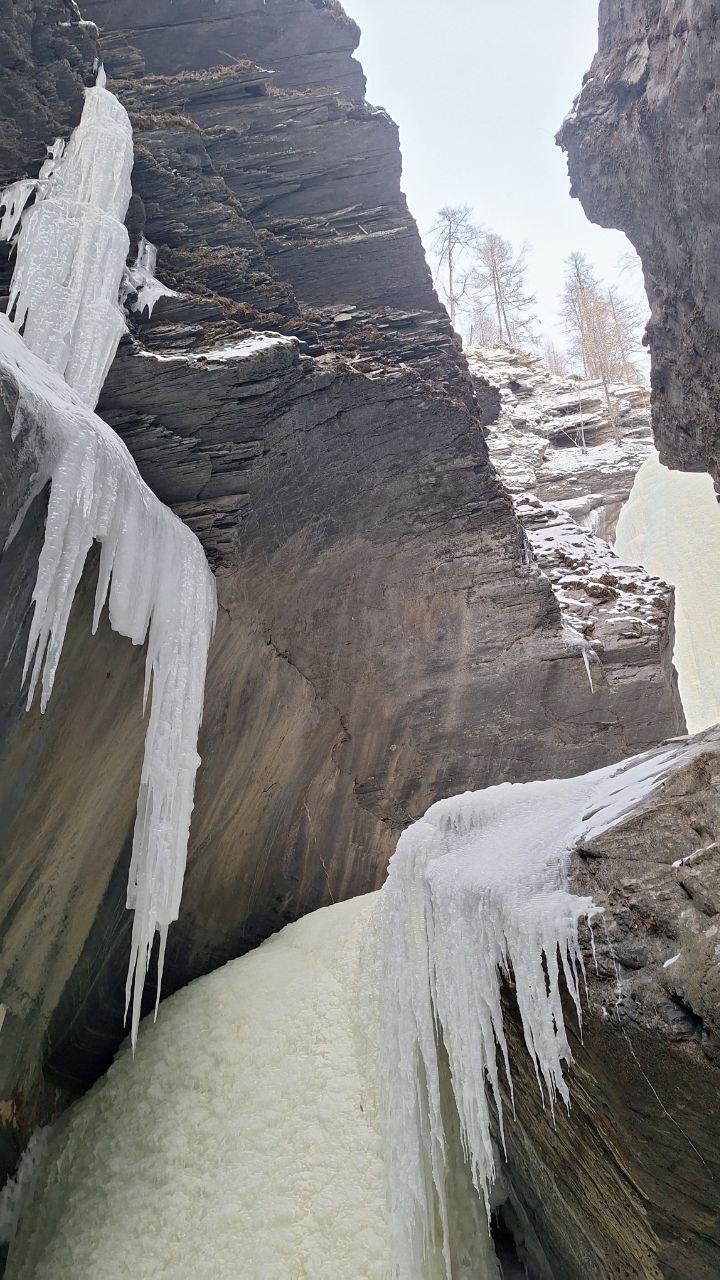 Замёрзший водопад на р. Прямой Замёрзший водопад на р. Прямой