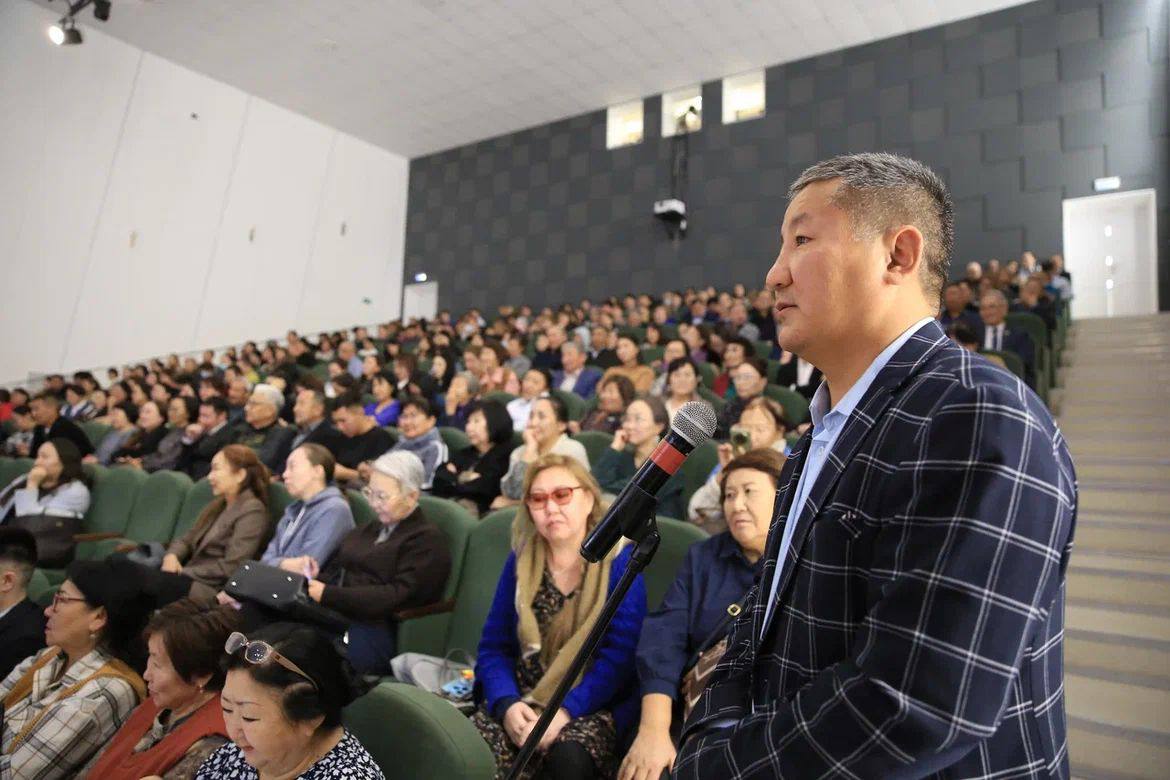 Спикер Ил Тумэна Алексей Еремеев провёл рабочую поездку в Намский улус Спикер Ил Тумэна Алексей Еремеев провёл рабочую поездку в Намский улус