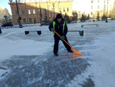 Работа муниципальных дворников по уборке общественных территорий