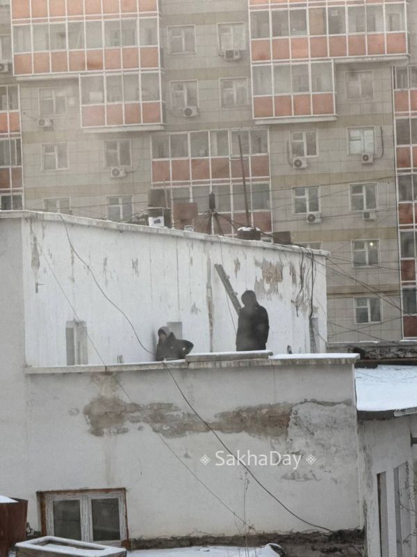 #жалуются Опять подростки по крыше шарахаются #жалуются Опять подростки по крыше шарахаются