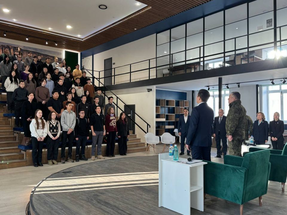 Открытый диалог: студенты СВФУ пообщались с генерал-лейтенантом Романом Грековым Открытый диалог: студенты СВФУ пообщались с генерал-лейтенантом Романом Грековым