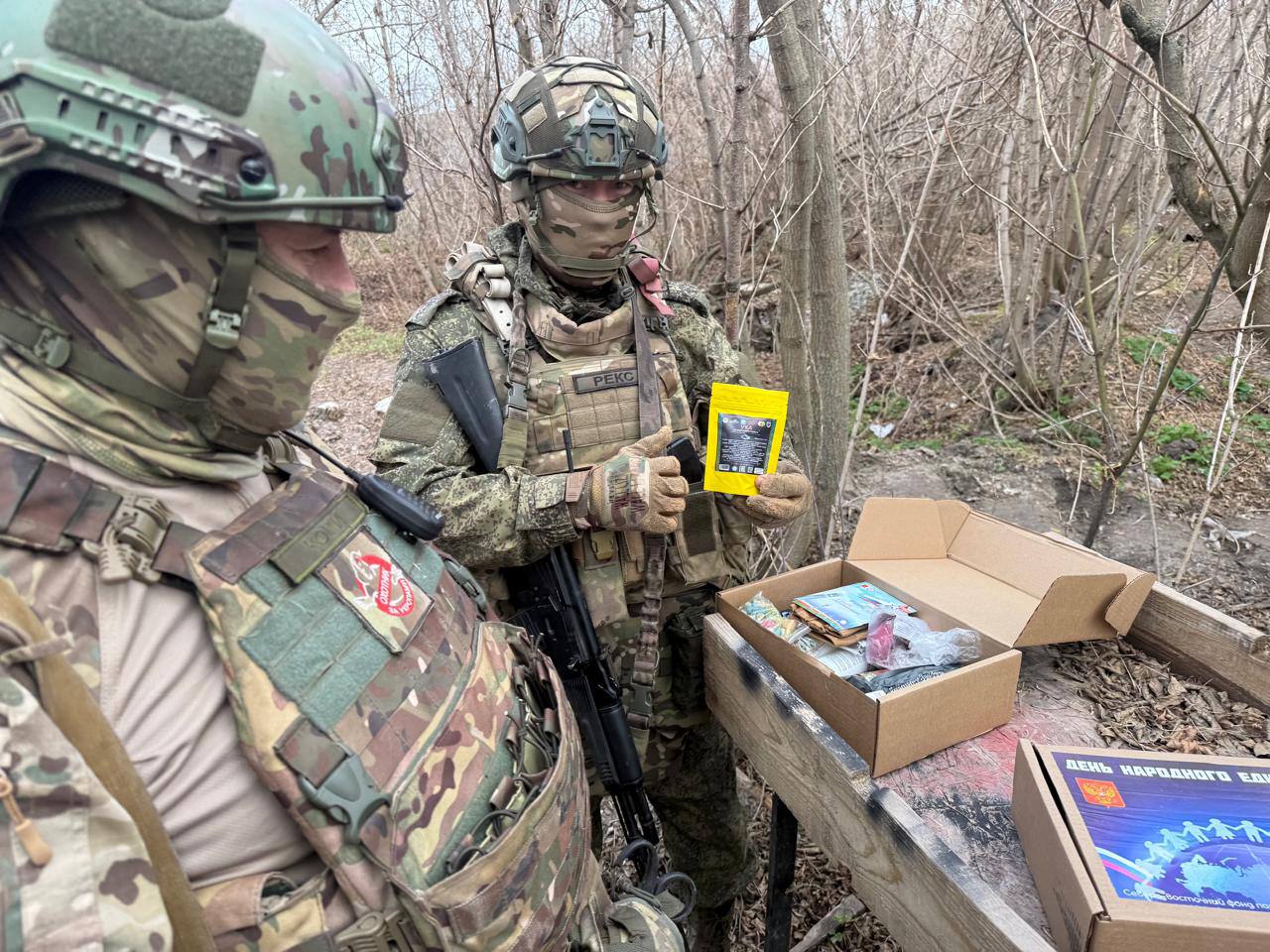 Сотрудники опорных пунктов региона в зоне спецоперации накануне Дня народного единства выполнили поставленную руководством республики задачу по доставке праздничных наборов военнослужащим из Якутии