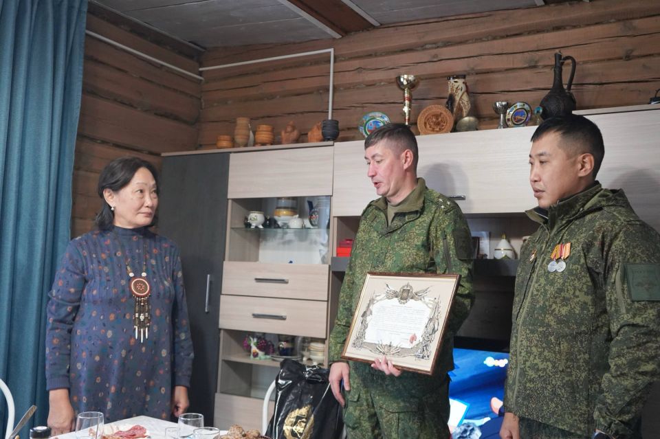 Сегодня наш улус с рабочим визитом посетила представительная делегация во главе с заместителем командующего Южным военным округом полковником Михаилом Анатольевичем Досуговым Сегодня наш улус с рабочим визитом посетила представительная делегация во главе с заместителем командующего Южным военным округом полковником Михаилом Анатольевичем Досуговым