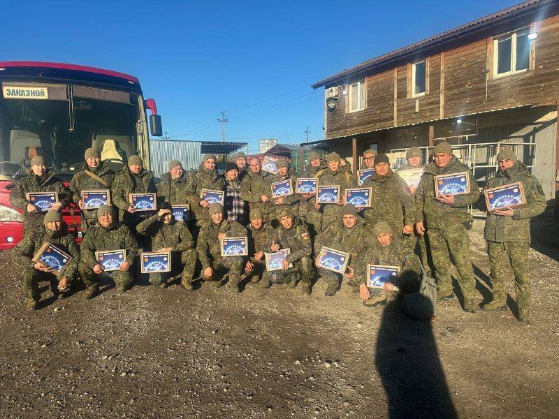 Сотрудники опорных пунктов региона в зоне спецоперации накануне Дня народного единства выполнили поставленную руководством республики задачу по доставке праздничных наборов военнослужащим из Якутии Сотрудники опорных пунктов региона в зоне спецоперации накануне Дня народного единства выполнили поставленную руководством республики задачу по доставке праздничных наборов военнослужащим из Якутии