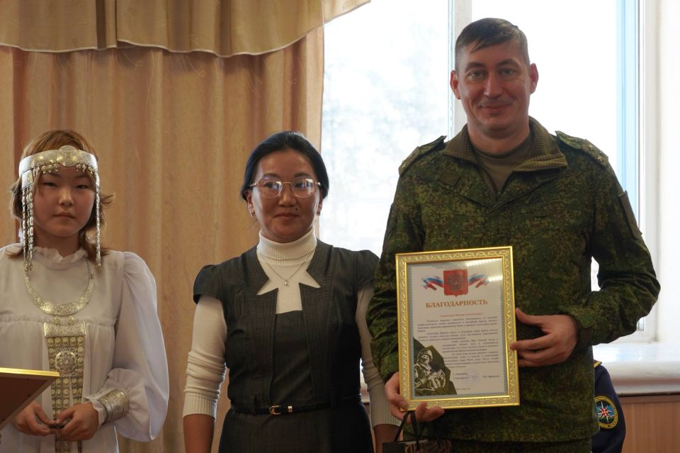 Сегодня наш улус с рабочим визитом посетила представительная делегация во главе с заместителем командующего Южным военным округом полковником Михаилом Анатольевичем Досуговым Сегодня наш улус с рабочим визитом посетила представительная делегация во главе с заместителем командующего Южным военным округом полковником Михаилом Анатольевичем Досуговым