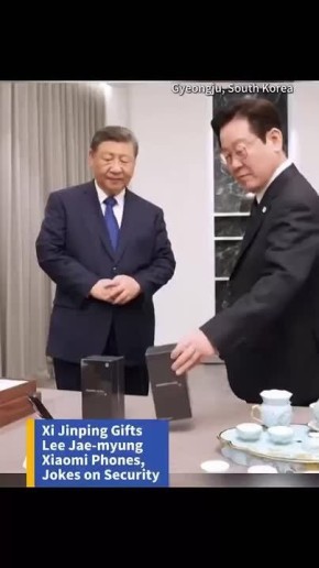 Председатель КНР Си Цзиньпин во время встречи с президентом Южной Кореи Ли Чжэ Мёном подарил гостю два смартфона Xiaomi, оснащенных корейскими дисплеями