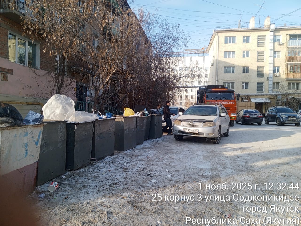 Внимание, жители Якутска!. ООО "Якутскэкосети" сталкивается с серьезной проблемой — хаотичная парковка автомобилей возле контейнерных площадок Внимание, жители Якутска!. ООО "Якутскэкосети" сталкивается с серьезной проблемой — хаотичная парковка автомобилей возле контейнерных площадок