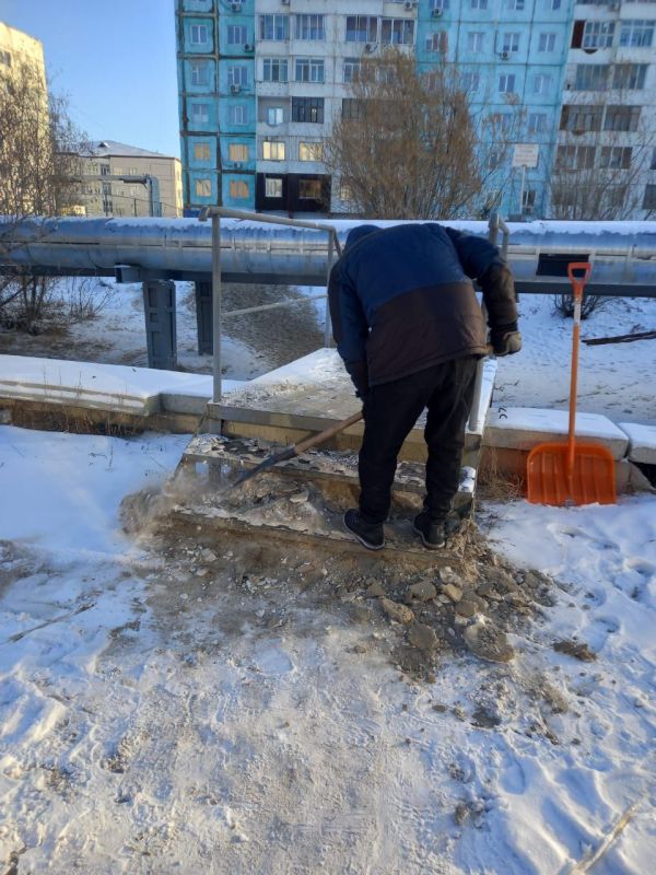 Силами муниципальных дворников продолжается работа по очистке мостиков и лестниц для перехода Силами муниципальных дворников продолжается работа по очистке мостиков и лестниц для перехода