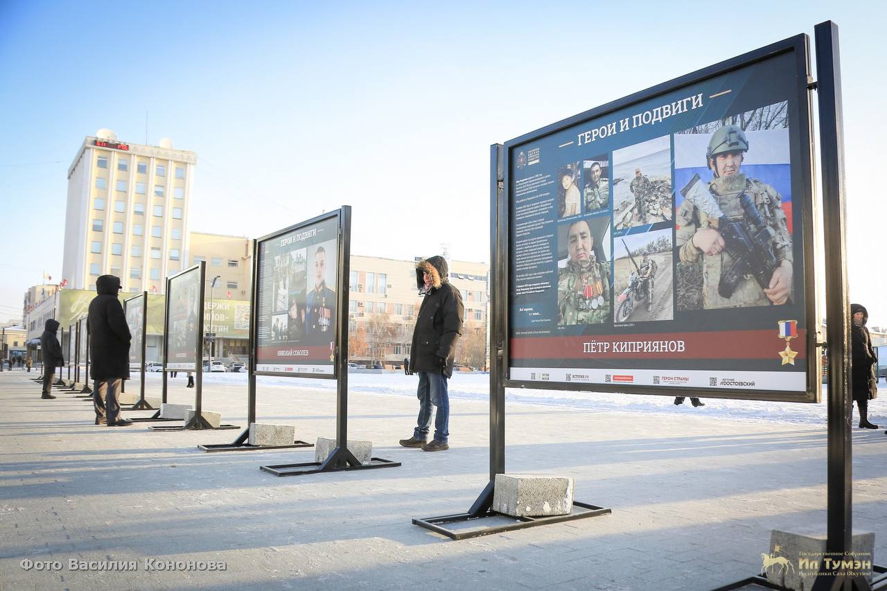 На площади Республики открыта выставка «Герои и подвиги» На площади Республики открыта выставка «Герои и подвиги»