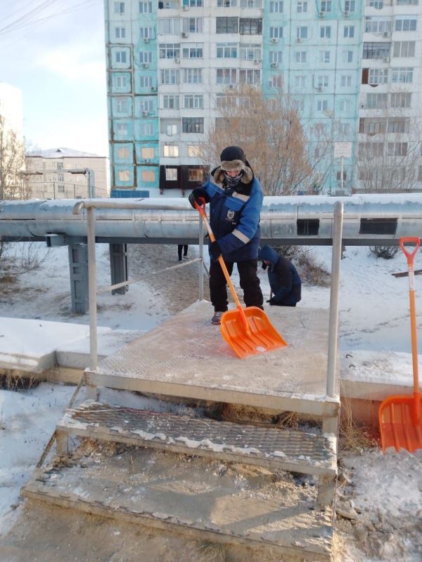 Силами муниципальных дворников продолжается работа по очистке мостиков и лестниц для перехода Силами муниципальных дворников продолжается работа по очистке мостиков и лестниц для перехода
