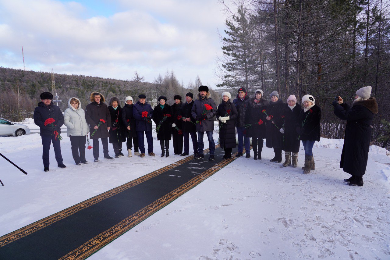 6 ноября в рамках празднования юбилейного Дня города Нерюнгри и Нерюнгринского района почетная делегация приняла участие в возложении цветов к памятнику первостроителям 6 ноября в рамках празднования юбилейного Дня города Нерюнгри и Нерюнгринского района почетная делегация приняла участие в возложении цветов к памятнику первостроителям