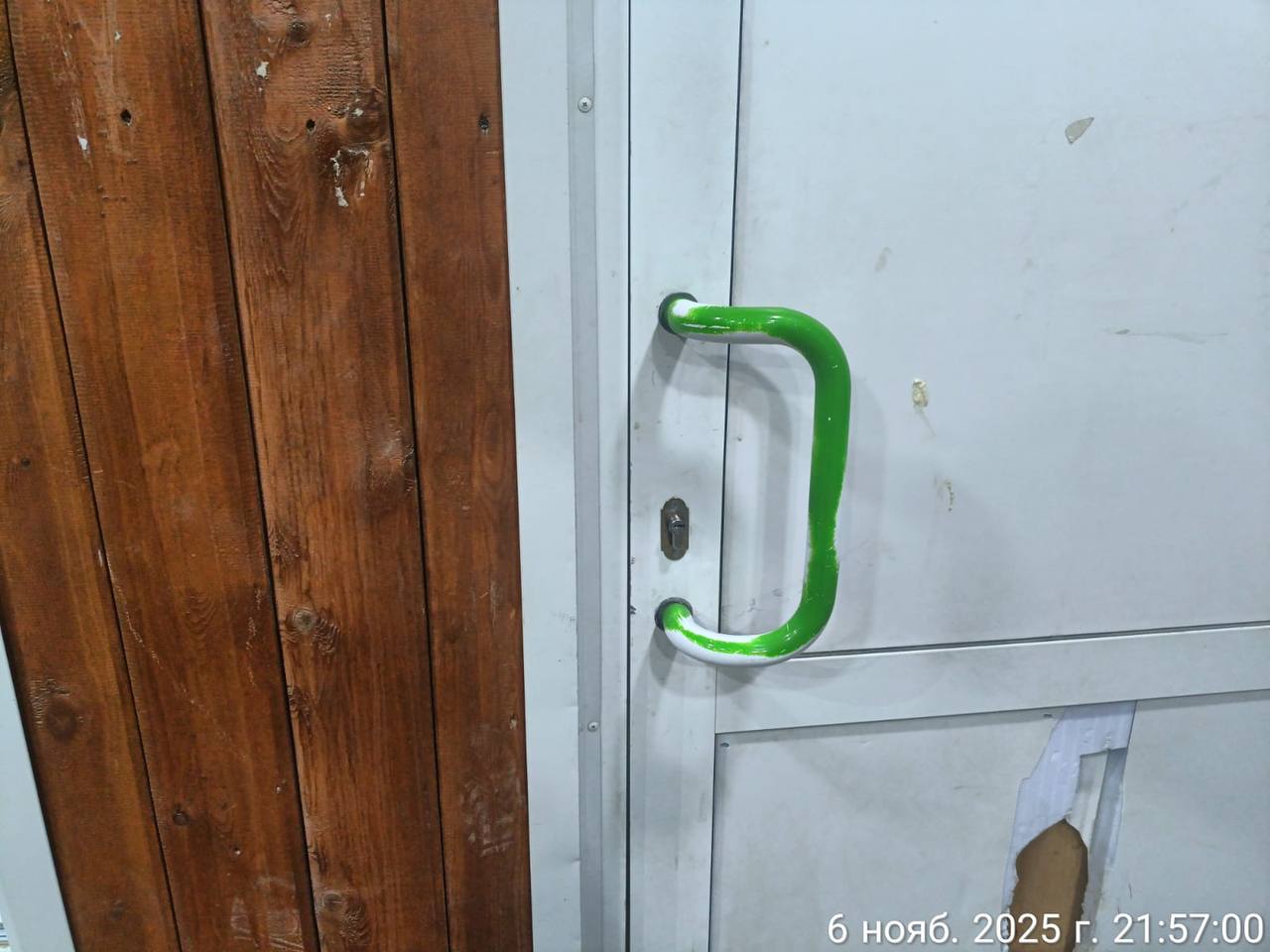 Подрядная организация оперативно устранила поломку ручки на тёплой автобусной остановке «Новинка» Подрядная организация оперативно устранила поломку ручки на тёплой автобусной остановке «Новинка»