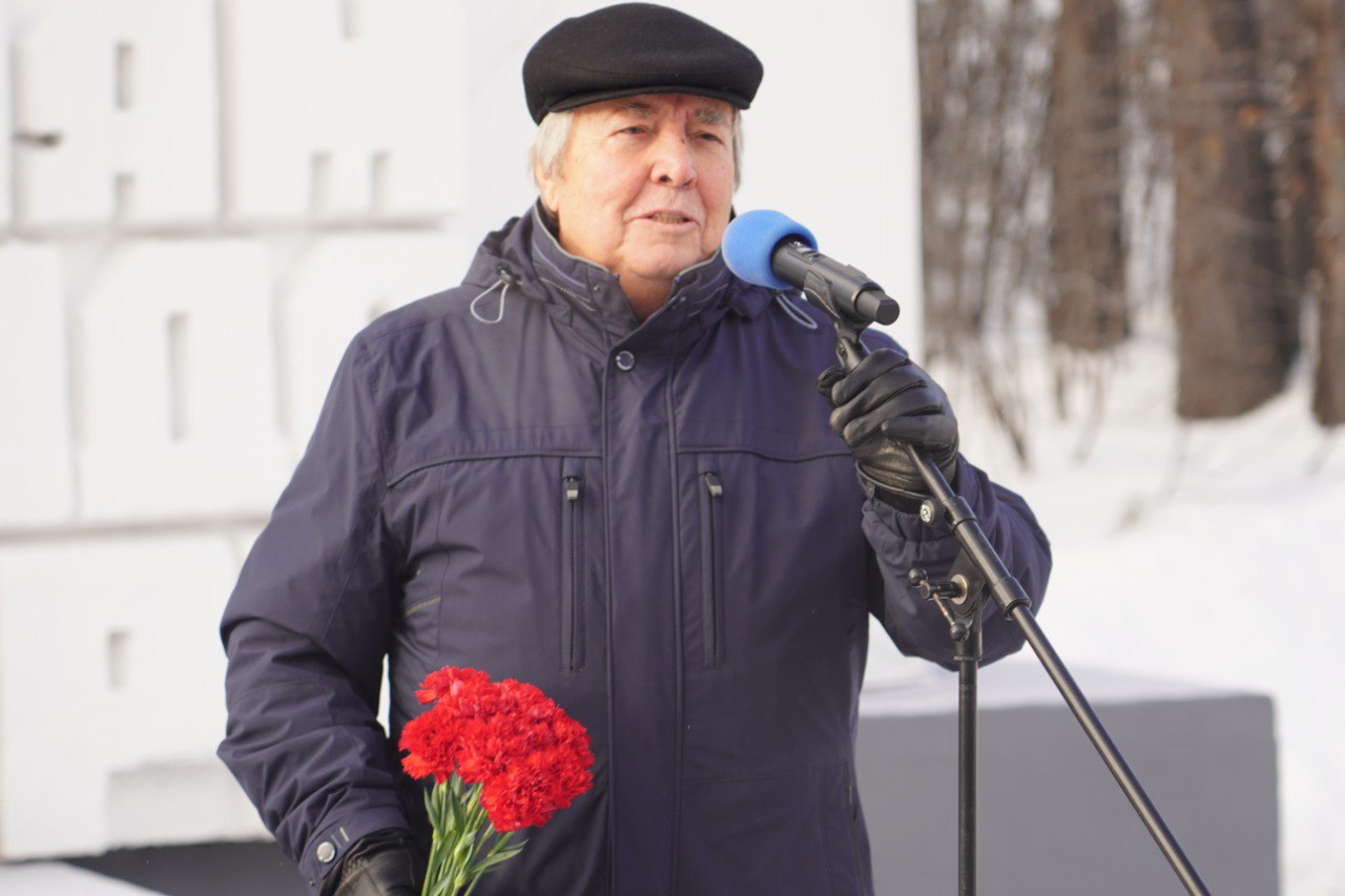 6 ноября в рамках празднования юбилейного Дня города Нерюнгри и Нерюнгринского района почетная делегация приняла участие в возложении цветов к памятнику первостроителям 6 ноября в рамках празднования юбилейного Дня города Нерюнгри и Нерюнгринского района почетная делегация приняла участие в возложении цветов к памятнику первостроителям