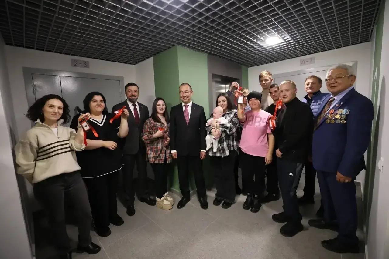 Айсен Николаев: В день юбилея города Нерюнгри вручил ключи от новых квартир десяти ребятам, оставшимся без обеспечения родителей Айсен Николаев: В день юбилея города Нерюнгри вручил ключи от новых квартир десяти ребятам, оставшимся без обеспечения родителей