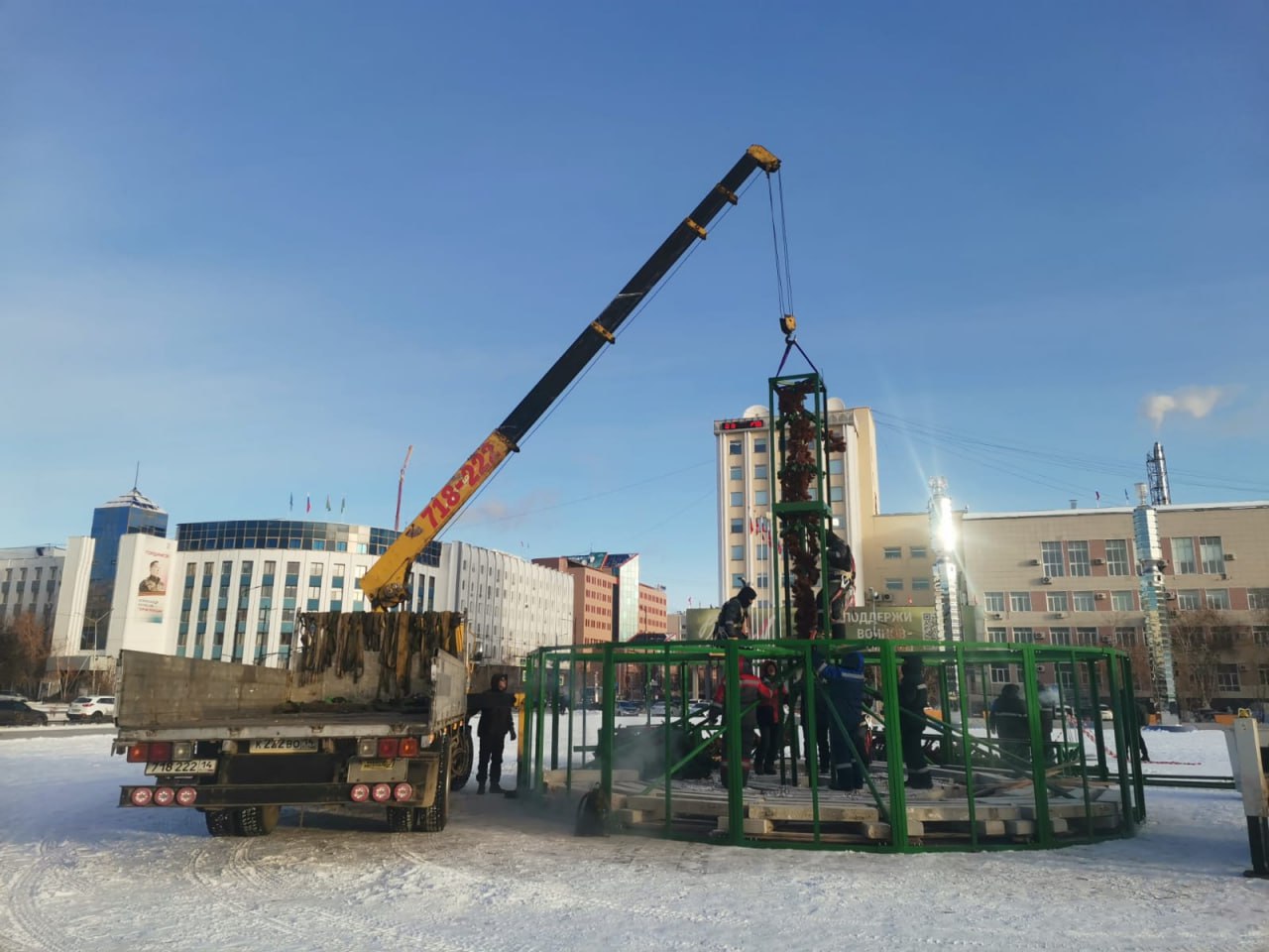 На площади Республики в Якутске начали устанавливать каркас новогодней елки