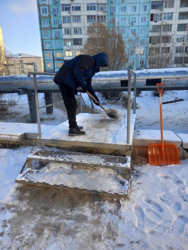 Силами муниципальных дворников продолжается работа по очистке мостиков и лестниц для перехода Силами муниципальных дворников продолжается работа по очистке мостиков и лестниц для перехода