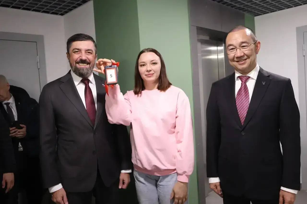 Айсен Николаев: В день юбилея города Нерюнгри вручил ключи от новых квартир десяти ребятам, оставшимся без обеспечения родителей Айсен Николаев: В день юбилея города Нерюнгри вручил ключи от новых квартир десяти ребятам, оставшимся без обеспечения родителей