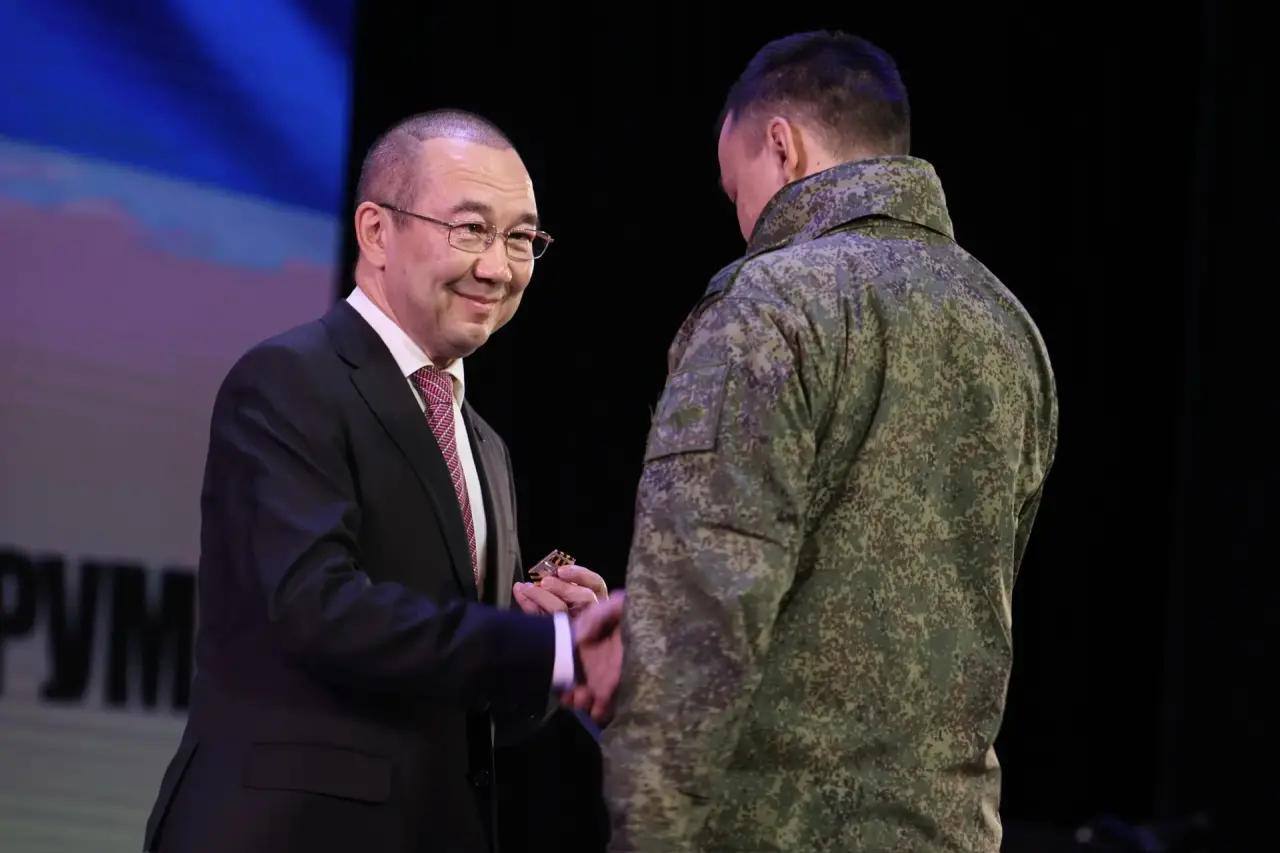 Глава Якутии Айсен Николаев вручил награды участникам СВО