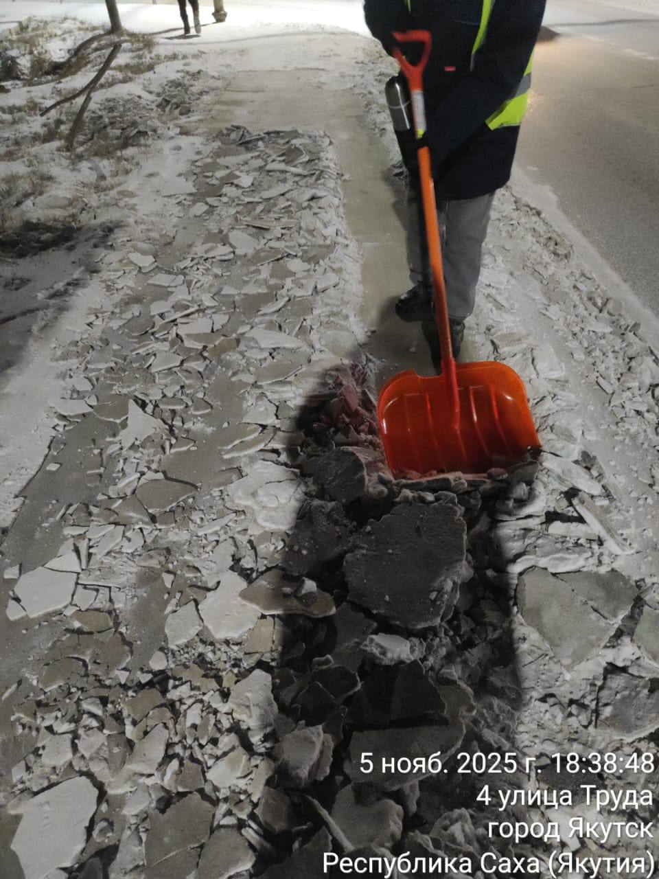 Расчистка тротуаров подрядчиком Управы Промышленного округа