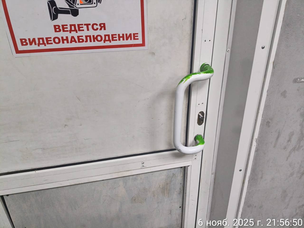 Подрядная организация оперативно устранила поломку ручки на тёплой автобусной остановке «Новинка»