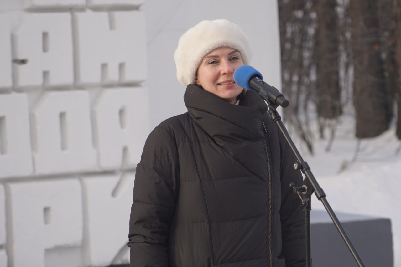 6 ноября в рамках празднования юбилейного Дня города Нерюнгри и Нерюнгринского района почетная делегация приняла участие в возложении цветов к памятнику первостроителям 6 ноября в рамках празднования юбилейного Дня города Нерюнгри и Нерюнгринского района почетная делегация приняла участие в возложении цветов к памятнику первостроителям
