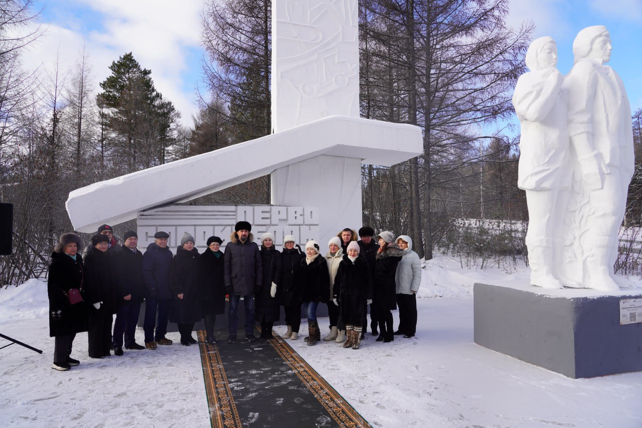 6 ноября в рамках празднования юбилейного Дня города Нерюнгри и Нерюнгринского района почетная делегация приняла участие в возложении цветов к памятнику первостроителям