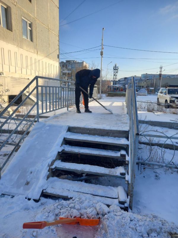 Силами муниципальных дворников продолжается работа по очистке мостиков и лестниц для перехода Силами муниципальных дворников продолжается работа по очистке мостиков и лестниц для перехода