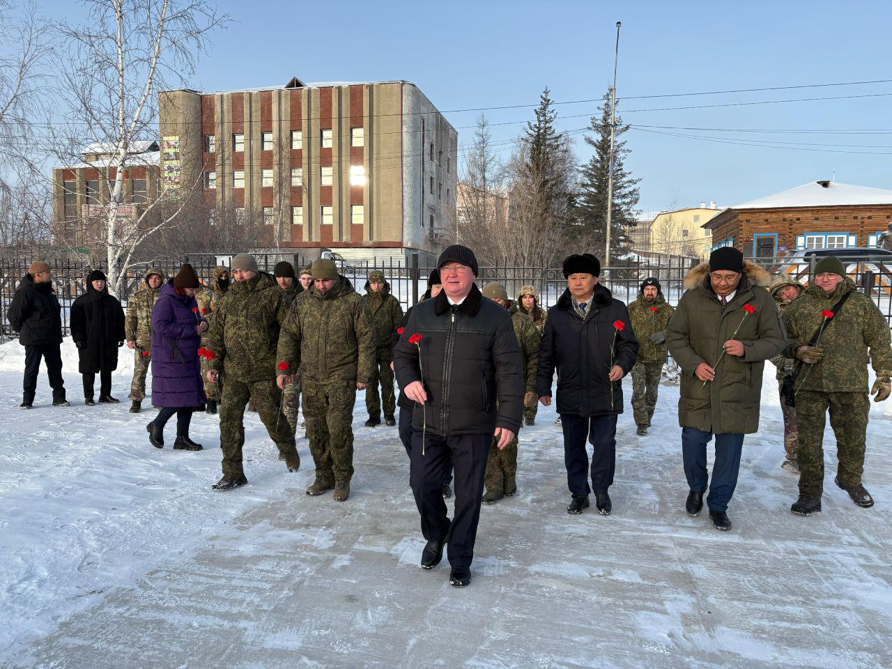 Делегация группировки войск «Восток» с рабочим визитом посетила Хангаласский улус в рамках празднования Дня народного единства и III Республиканского антифашистского форума Делегация группировки войск «Восток» с рабочим визитом посетила Хангаласский улус в рамках празднования Дня народного единства и III Республиканского антифашистского форума