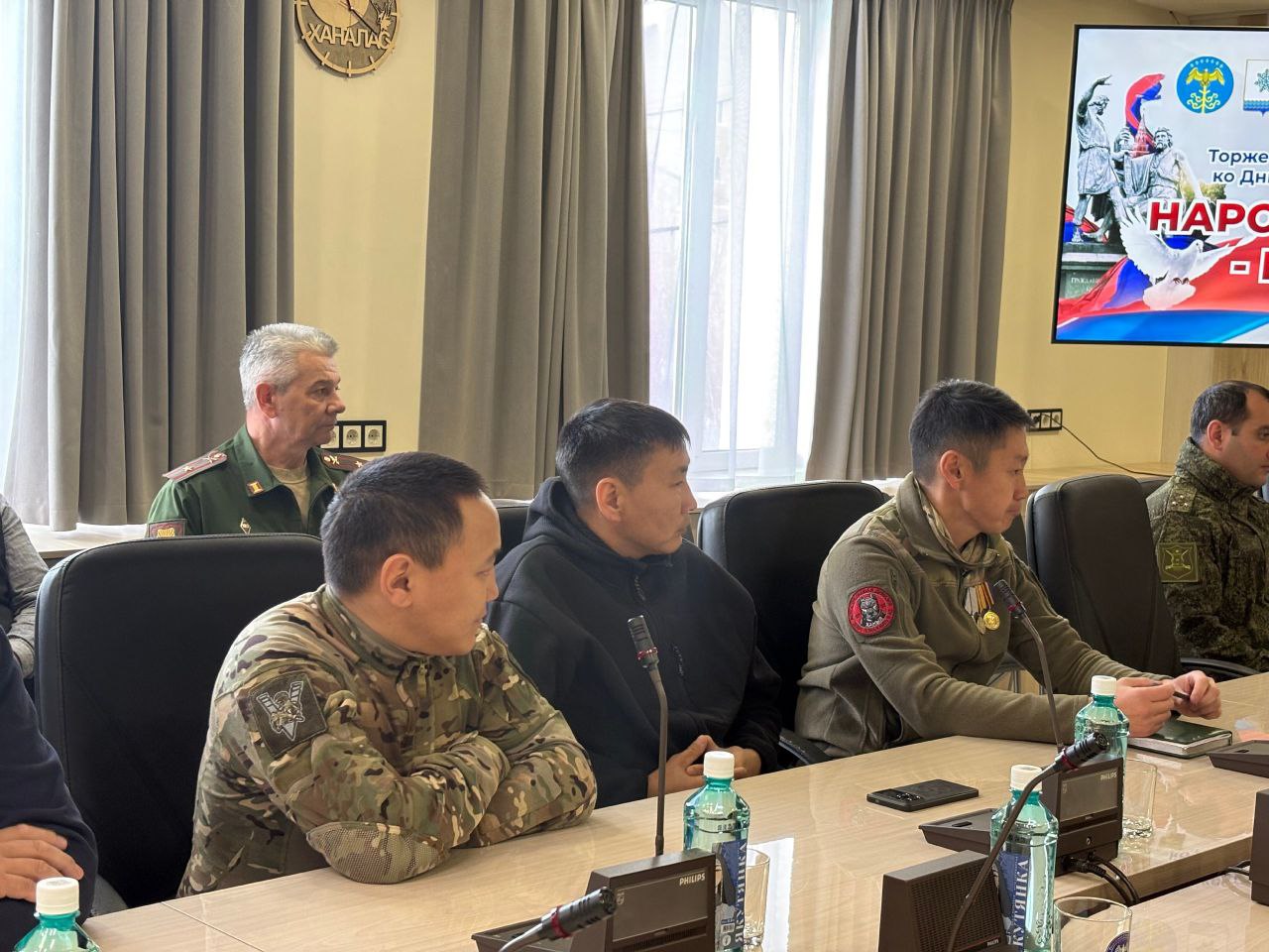 Делегация группировки войск «Восток» с рабочим визитом посетила Хангаласский улус в рамках празднования Дня народного единства и III Республиканского антифашистского форума Делегация группировки войск «Восток» с рабочим визитом посетила Хангаласский улус в рамках празднования Дня народного единства и III Республиканского антифашистского форума