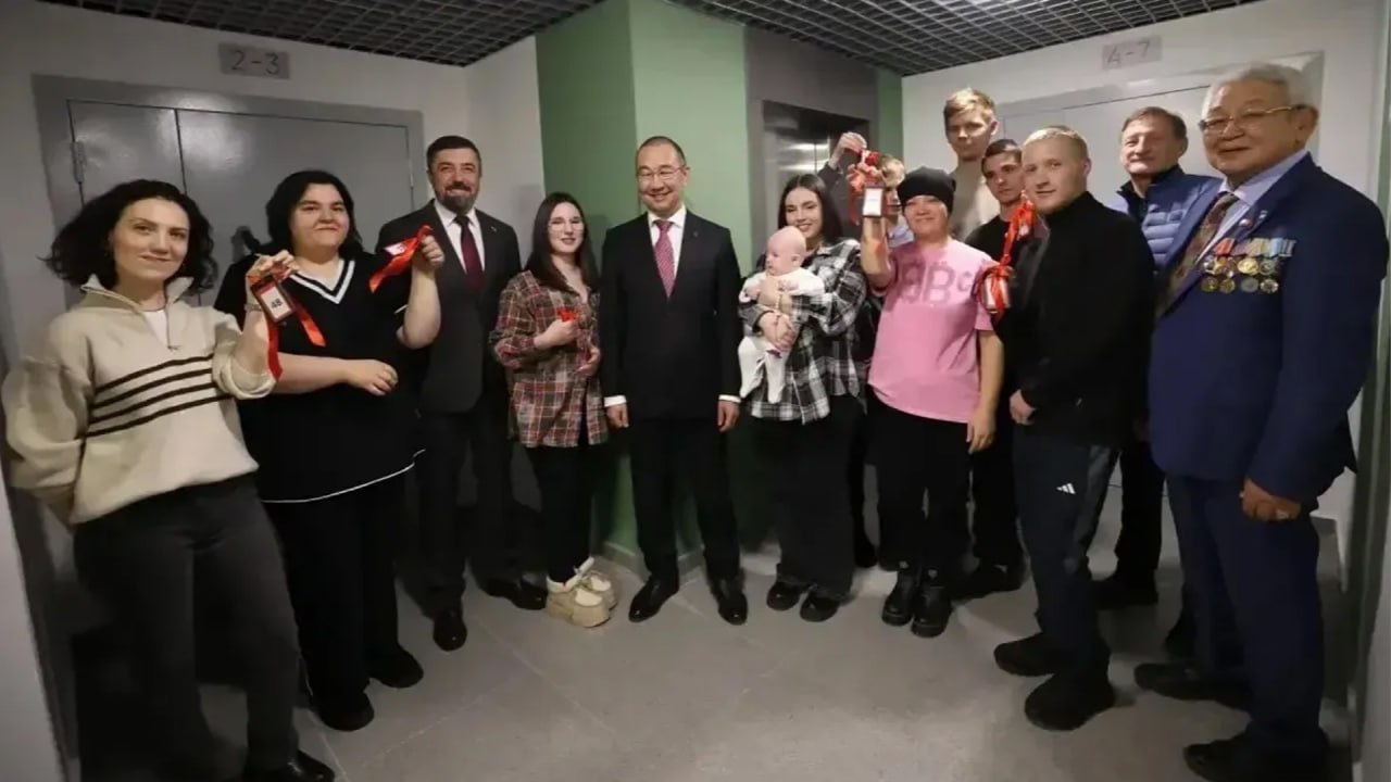 В Нерюнгри дети-сироты получили ключи от квартир в новом доме