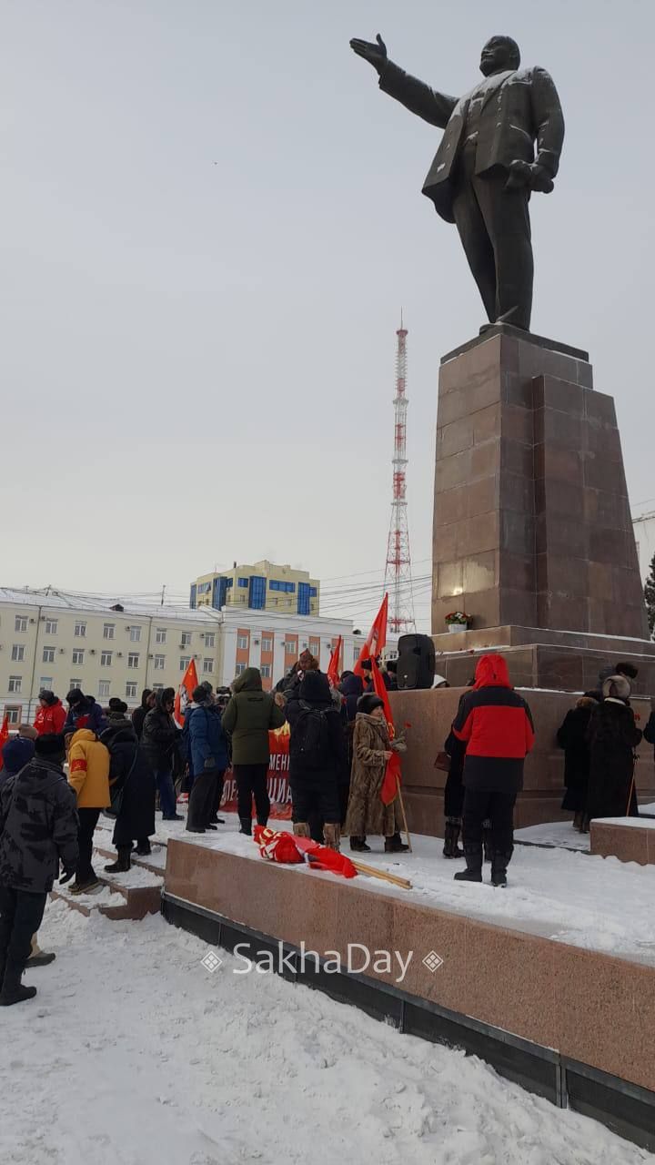 Коммунисты на площади Ленина Коммунисты на площади Ленина