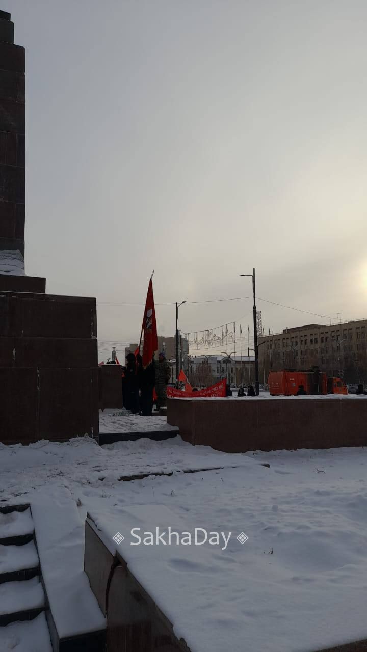 Коммунисты на площади Ленина Коммунисты на площади Ленина