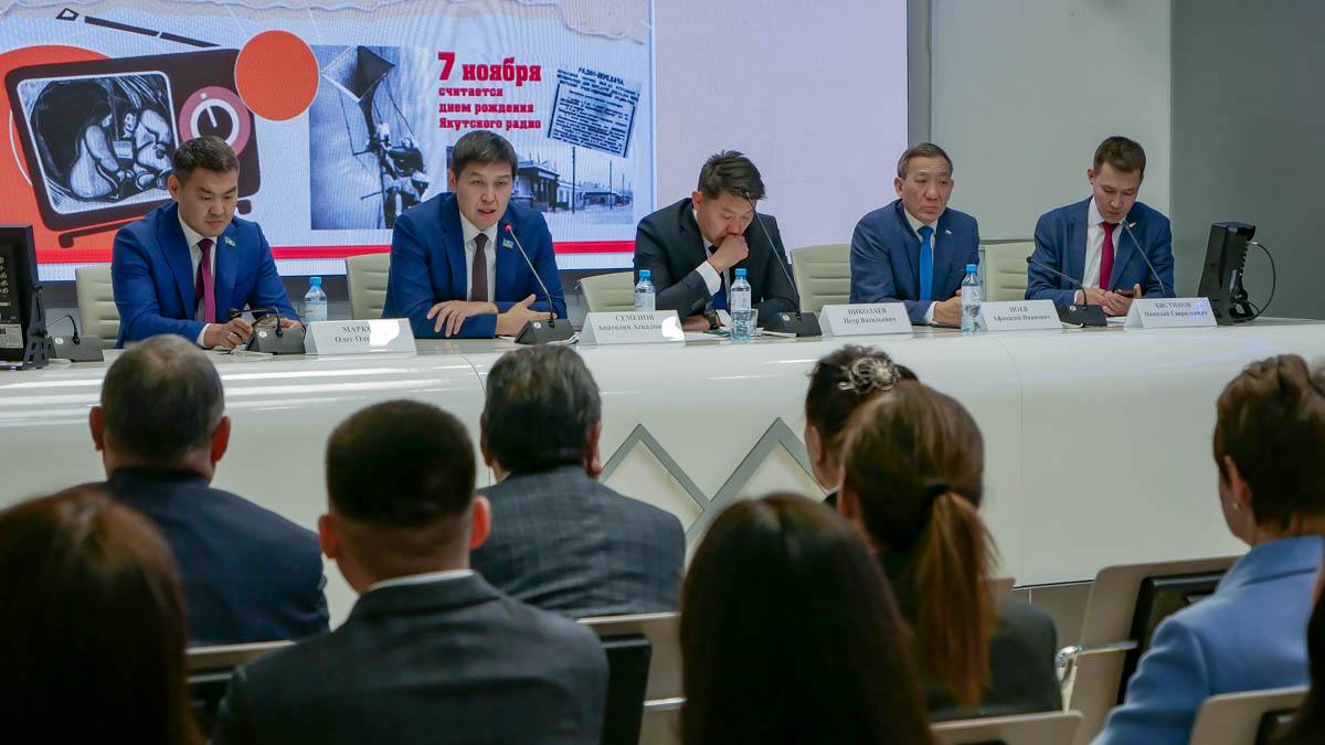 Награждены работники и ветераны отрасли связи в честь 95-летия якутского радио Награждены работники и ветераны отрасли связи в честь 95-летия якутского радио