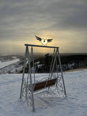 Несколько качелей на сопках