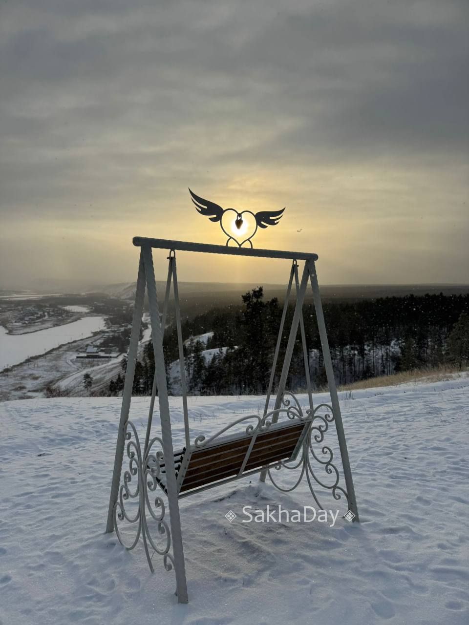 Несколько качелей на сопках