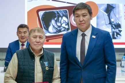 Награждены работники и ветераны отрасли связи в честь 95-летия якутского радио