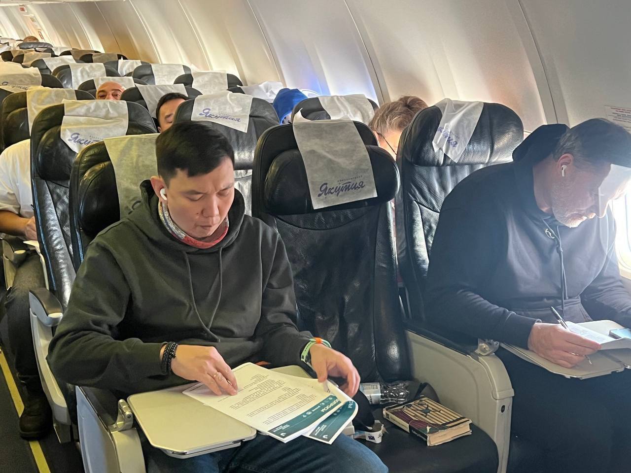 Пассажиры авиакомпании «Якутия» написали Большой этнографический диктант на высоте Пассажиры авиакомпании «Якутия» написали Большой этнографический диктант на высоте