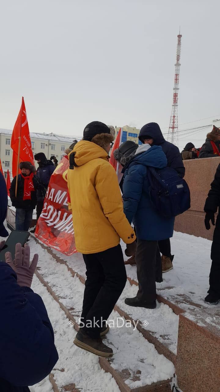 Коммунисты на площади Ленина