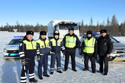 В Якутии автоинспекторы помогли автоледи с детьми, чья машина в мороз заглохла на дороге «Вилюй»