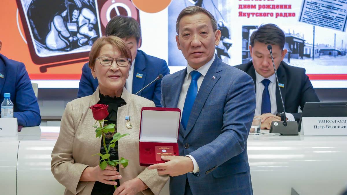Награждены работники и ветераны отрасли связи в честь 95-летия якутского радио Награждены работники и ветераны отрасли связи в честь 95-летия якутского радио